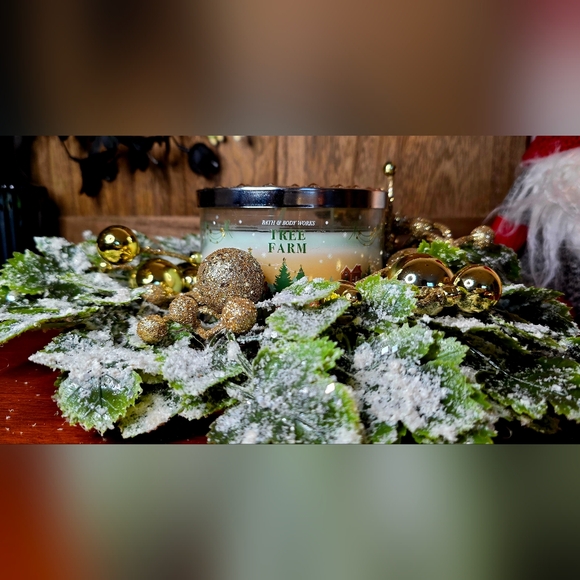 Bath & Body Works Frosted Candle Wreath Ring w/ Gold Ornaments & Frosted Leaves - Picture 1 of 2